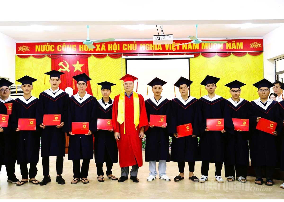 Der Rektor des Ha Giang College of Engineering and Technology in der Provinz Tuyen Quang überreichte den Studierenden ihre Hochschuldiplome.