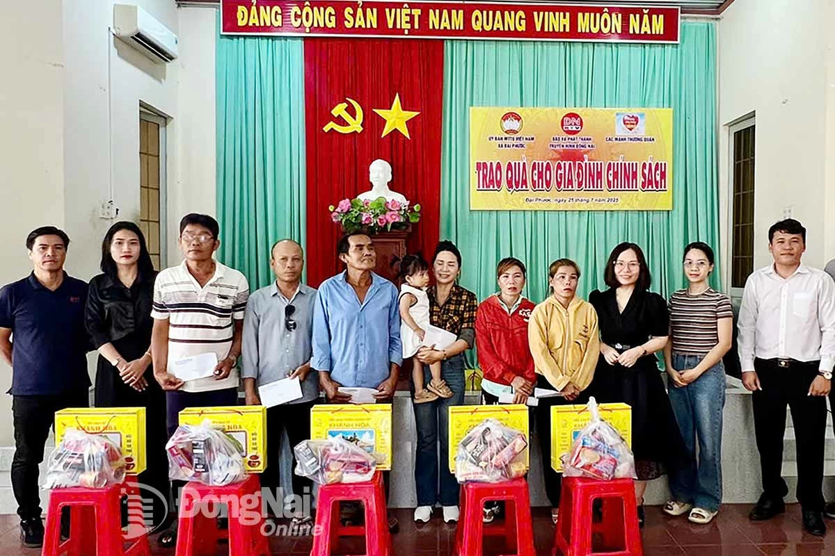 Báo và phát thanh, truyền hình Đồng Nai tặng quà cho gia đình chính sách tại xã Đại Phước