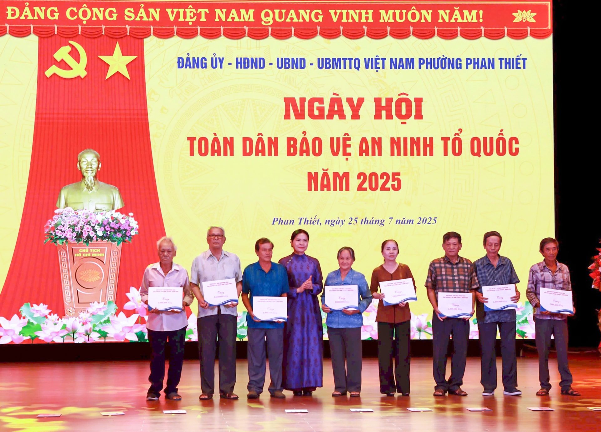 Đồng chí Hà Thị Nga tặng quà các cá nhân