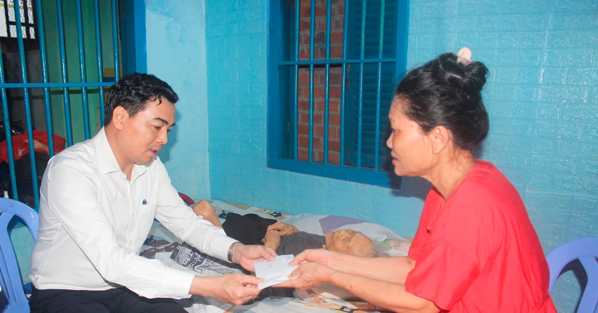Der ständige stellvertretende Sekretär des Parteikomitees der Provinz Lam Dong, Nguyen Hoai Anh, besuchte vietnamesische Heldenmütter und überreichte ihnen Geschenke