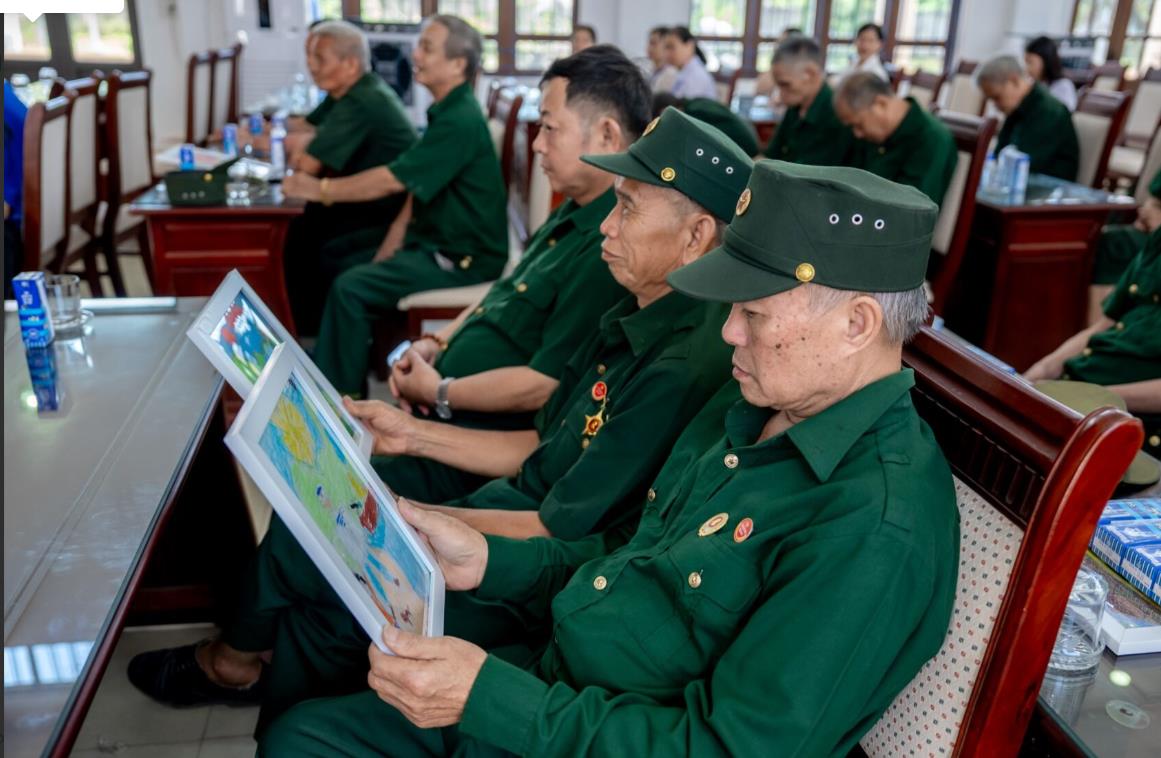 Hơn 100 bức tranh của con em cán bộ, nhân viên và 18.000 sản phẩm dinh dưỡng Vinamilk tri ân dịp 27/7- Ảnh 3.