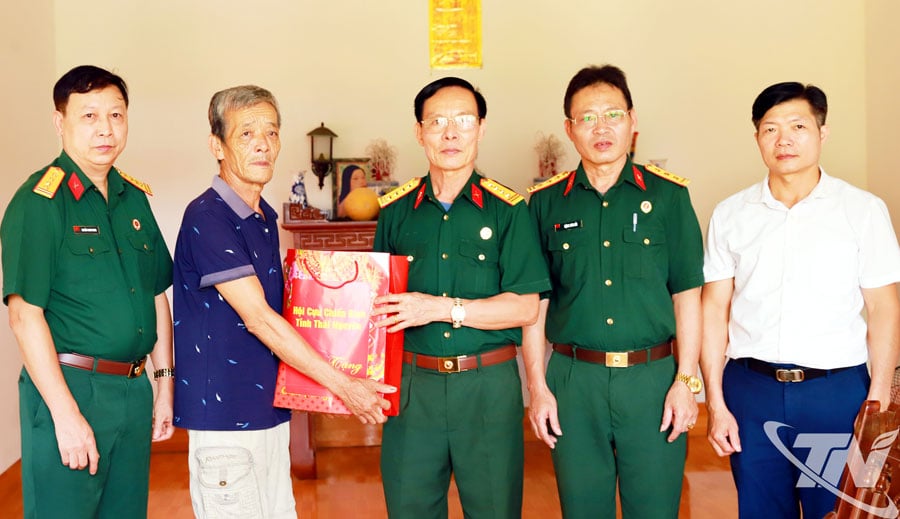Tặng quà cho thương binh 4/4 Lục Văn Ký.