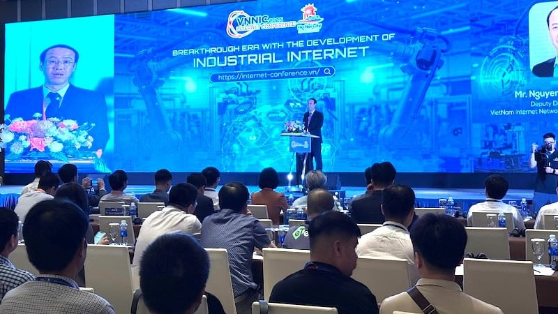 Phó Giám đốc Trung tâm Internet Việt Nam Nguyễn Trường Giang phát biểu khai mạc phiên toàn thể hội nghị.