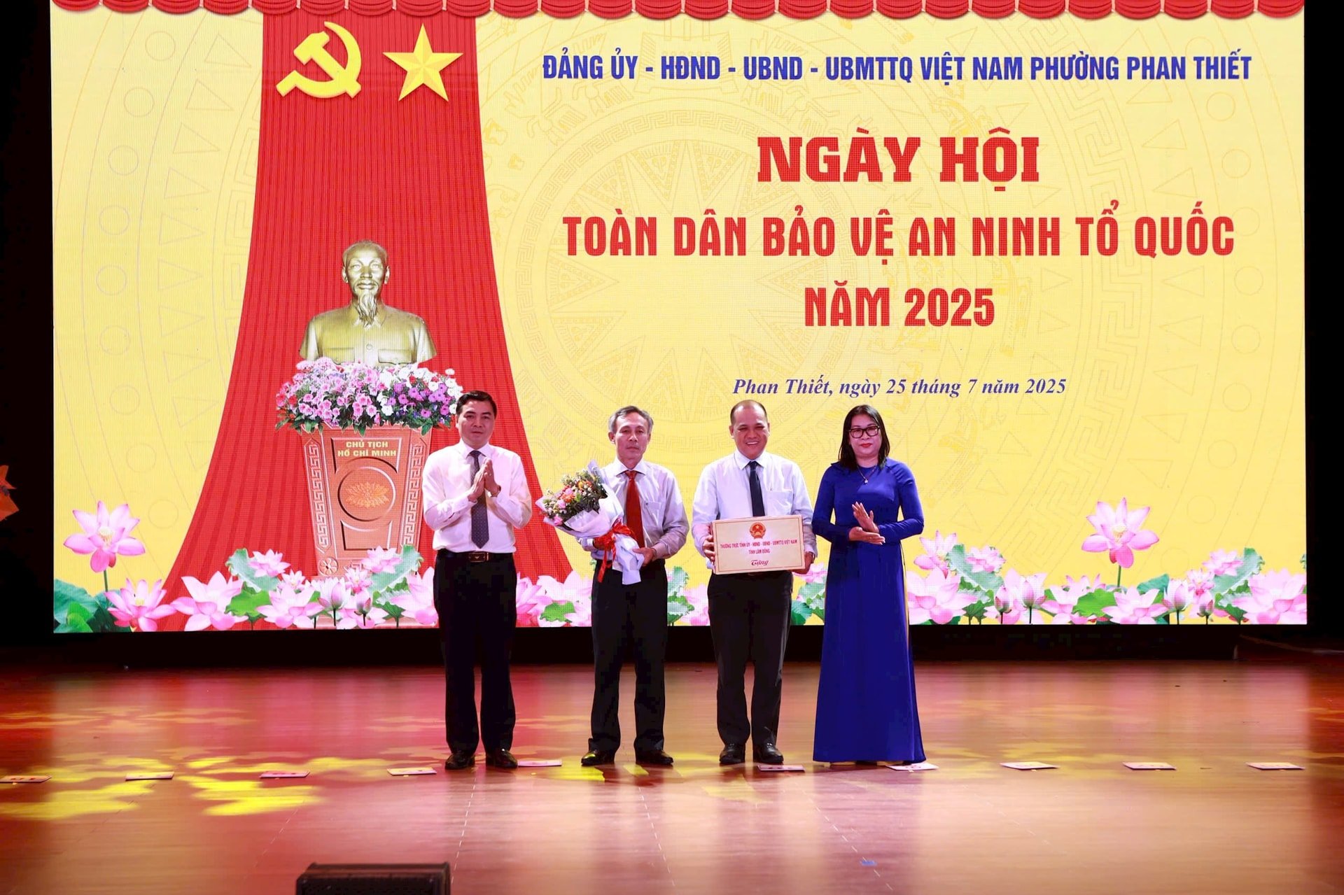 Phó Chủ tịch Ủy ban MTTQ Việt Nam tỉnh Bố Thị Xuân Linh tặng quà Đảng ủy, UBND phường Phan Thiết 