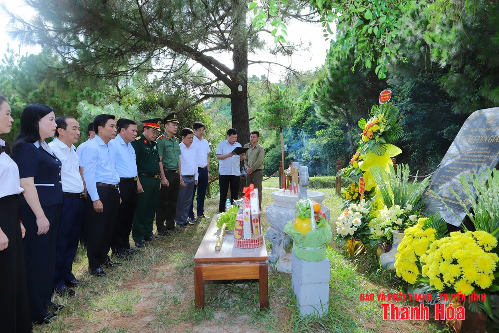 เลขาธิการคณะกรรมการพรรคประจำจังหวัดเหงียน โดวน์ อันห์ และคณะผู้แทนจังหวัดทัญฮว้าได้มอบดอกไม้และธูปหอมให้แก่ประธานาธิบดีโฮจิมินห์ พลเอกหวอเหงียนซาป และสุสานวีรชนในจังหวัดเหงะอาน ห่าติ๋ญ และกวางจิ