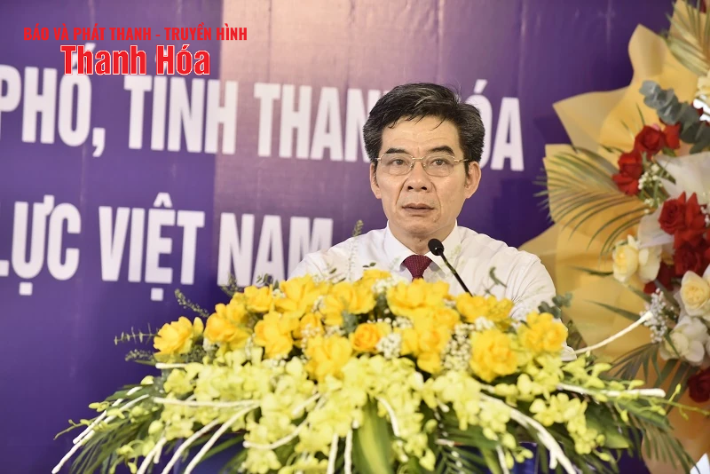 Installation d'un panneau sur le site du projet pour accueillir le Congrès des délégués du Comité du Parti du Groupe d'électricité du Vietnam