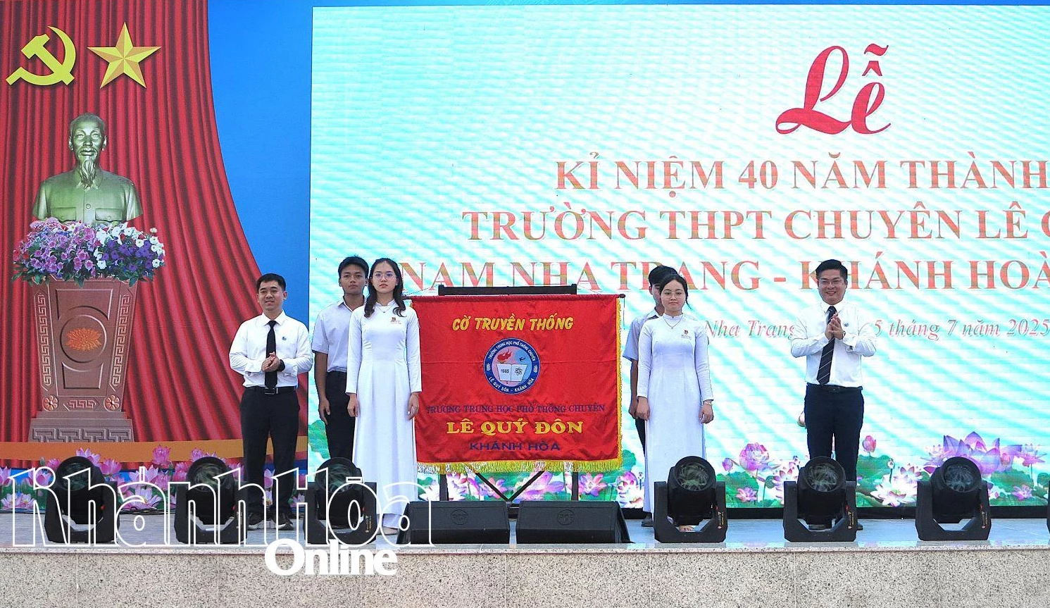 Nghi thức trao cờ truyền thống của cựu học sinh cho các học sinh.