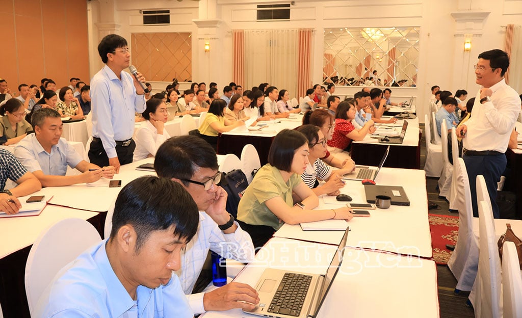 Học viên trao đổi thông tin với chuyên gia tại hội nghị tập huấn.