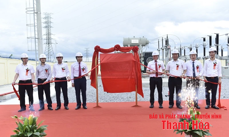 Installation d'un panneau sur le site du projet pour accueillir le Congrès des délégués du Comité du Parti du Groupe d'électricité du Vietnam