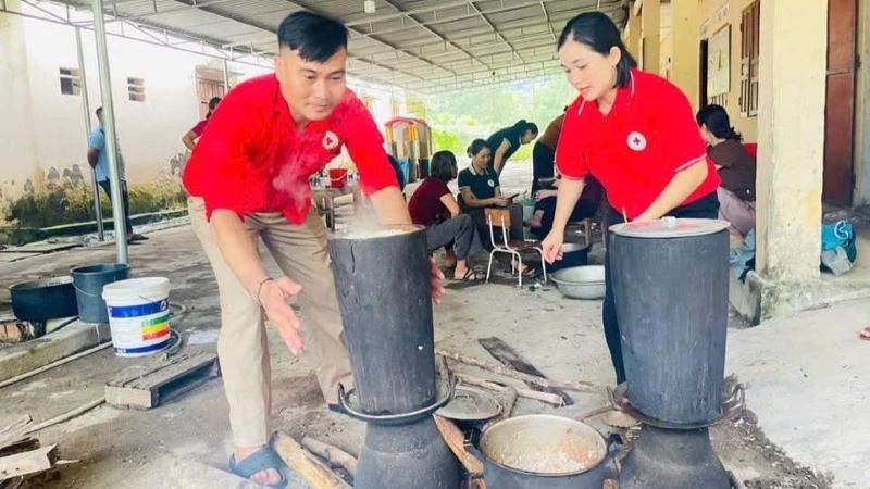 สภากาชาดเวียดนามให้ความช่วยเหลือฉุกเฉินแก่ผู้ประสบภัยน้ำท่วมในเหงะอาน