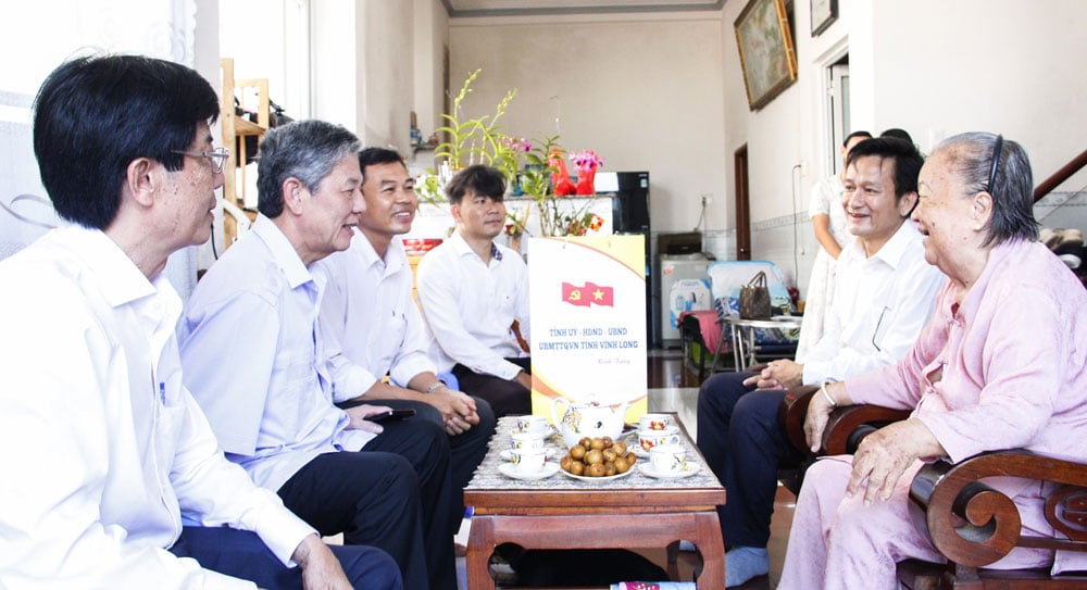 Bí thư Tỉnh ủy Ngô Chí Cường thăm bà Nguyễn Thị Kim Liên- người hoạt động kháng chiến bị nhiễm chất độc hóa học.