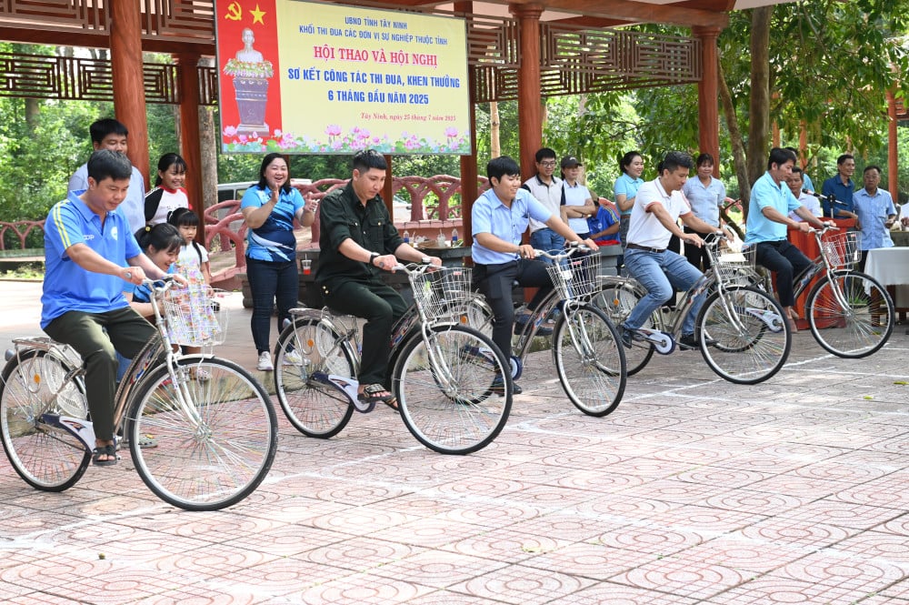 Khối thi đua các đơn vị sự nghiệp thuộc tỉnh thi xe đạp chậm 