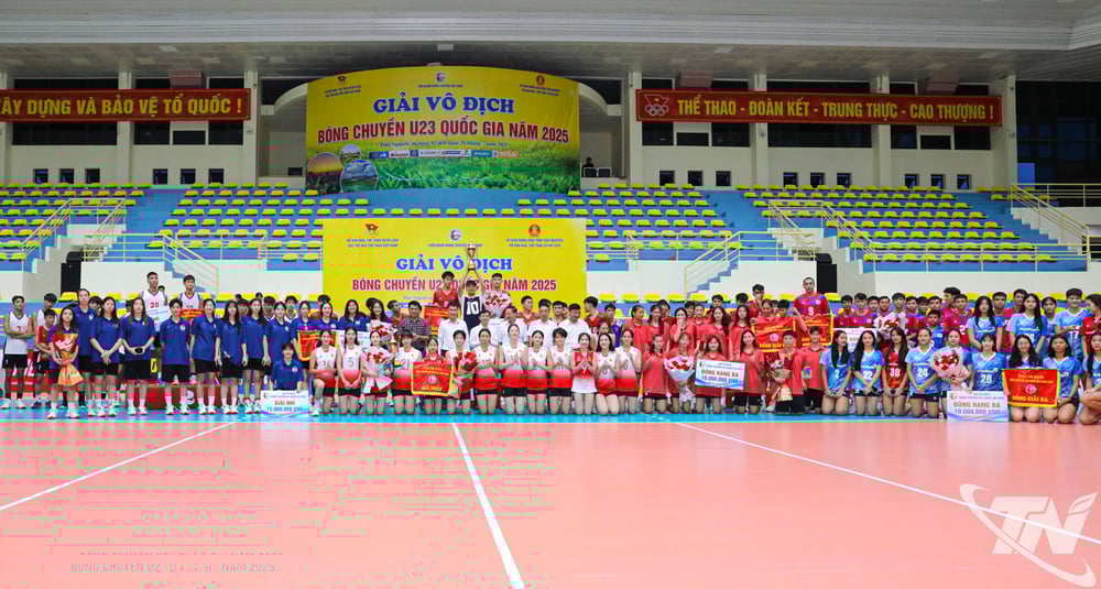 Athletes and coaches take souvenir photos with the Tournament Organizing Committee