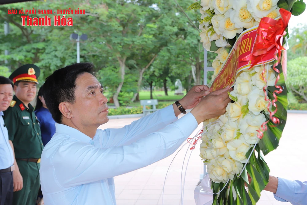 เลขาธิการคณะกรรมการพรรคประจำจังหวัดเหงียน โดวน์ อันห์ และคณะผู้แทนจังหวัดทัญฮว้าได้มอบดอกไม้และธูปหอมให้แก่ประธานาธิบดีโฮจิมินห์ พลเอกหวอเหงียนซาป และสุสานวีรชนในจังหวัดเหงะอาน ห่าติ๋ญ และกวางจิ