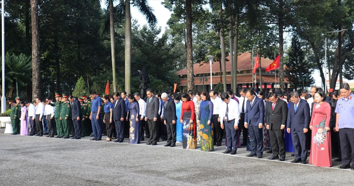 Lãnh đạo TPHCM viếng Nghĩa trang Liệt sĩ Bình Dương