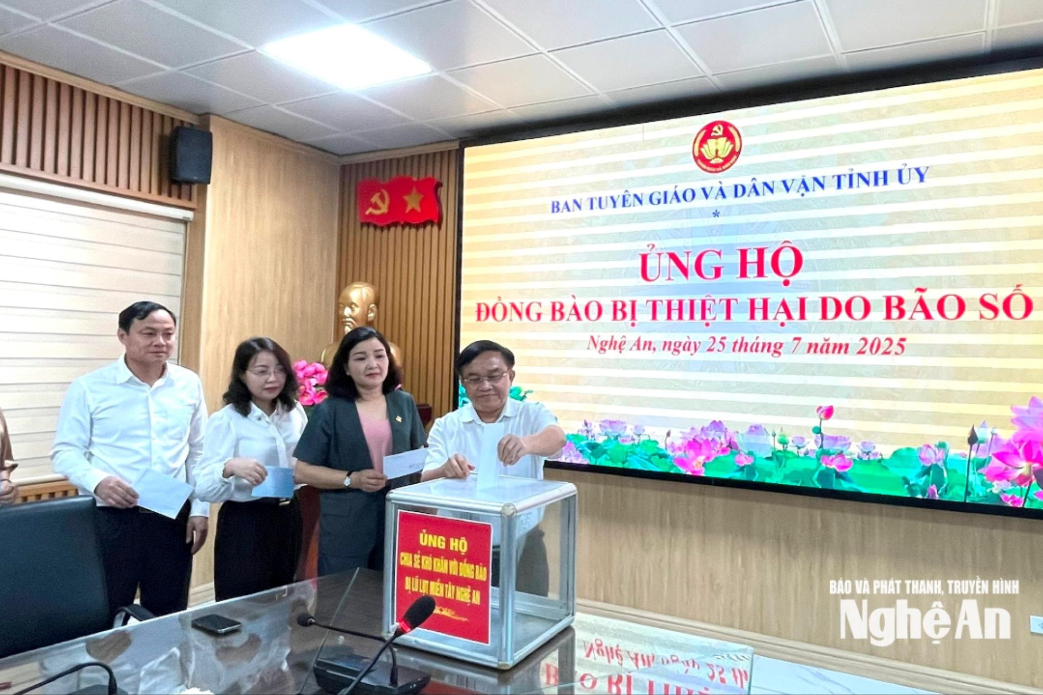 នាយកដ្ឋានឃោសនា និងចលនាមហាជននៃគណៈកម្មាធិការបក្សខេត្ត Nghe An បើកយុទ្ធនាការជួយប្រជាពលរដ្ឋរងគ្រោះដោយខ្យល់ព្យុះលេខ៣