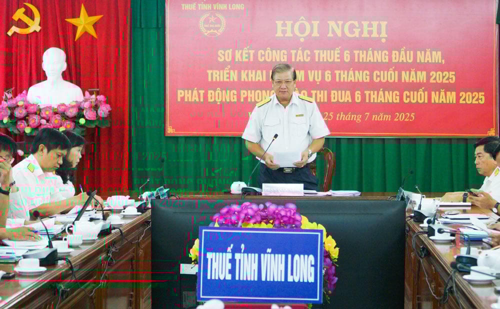 Các đại biểu tham dự hội nghị trực tiếp, kết hợp trực tuyến tại 12 điểm cầu thuế cơ sở.