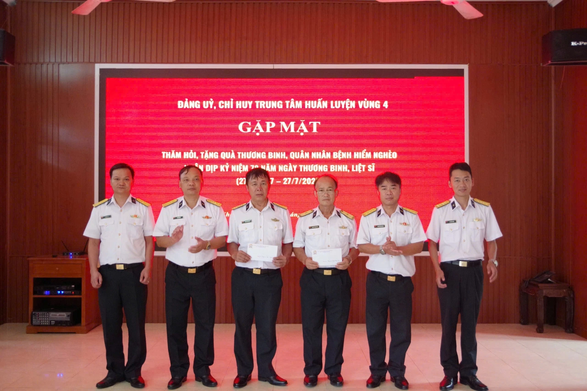 Đảng ủy, Chỉ huy Trung tâm trao tặng qùa cho thương binh, quân nhân mắc bệnh hiểm nghèo trong đơn vị