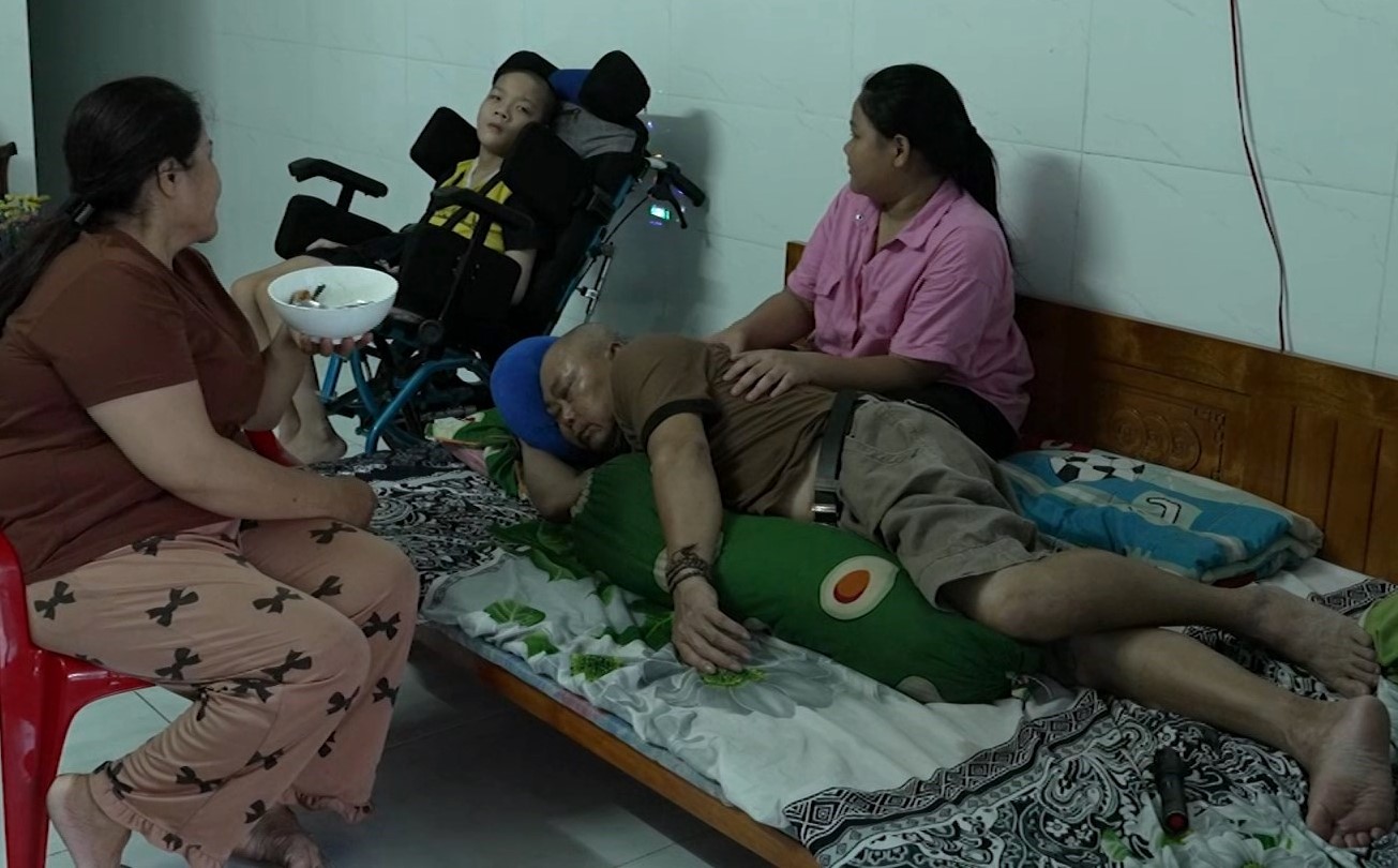Bao Han's family took refuge in a small rented room during the difficult months.