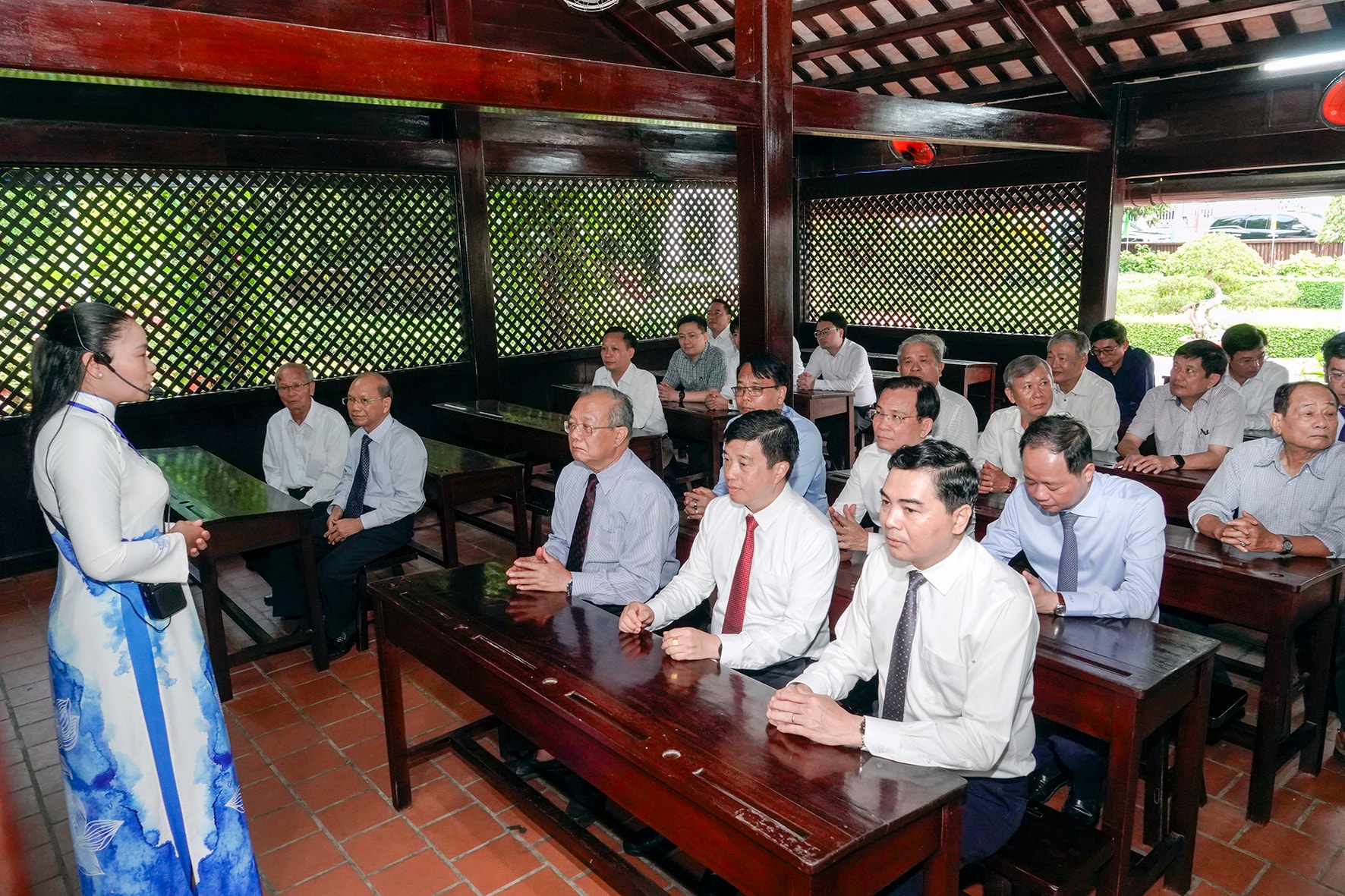 Lãnh đạo tỉnh nghe thuyết minh về Trường Dục Thanh, nơi Bác dừng chân dạy học trên con đường đi tìm đường cứu nước (ảnh N. Lân)