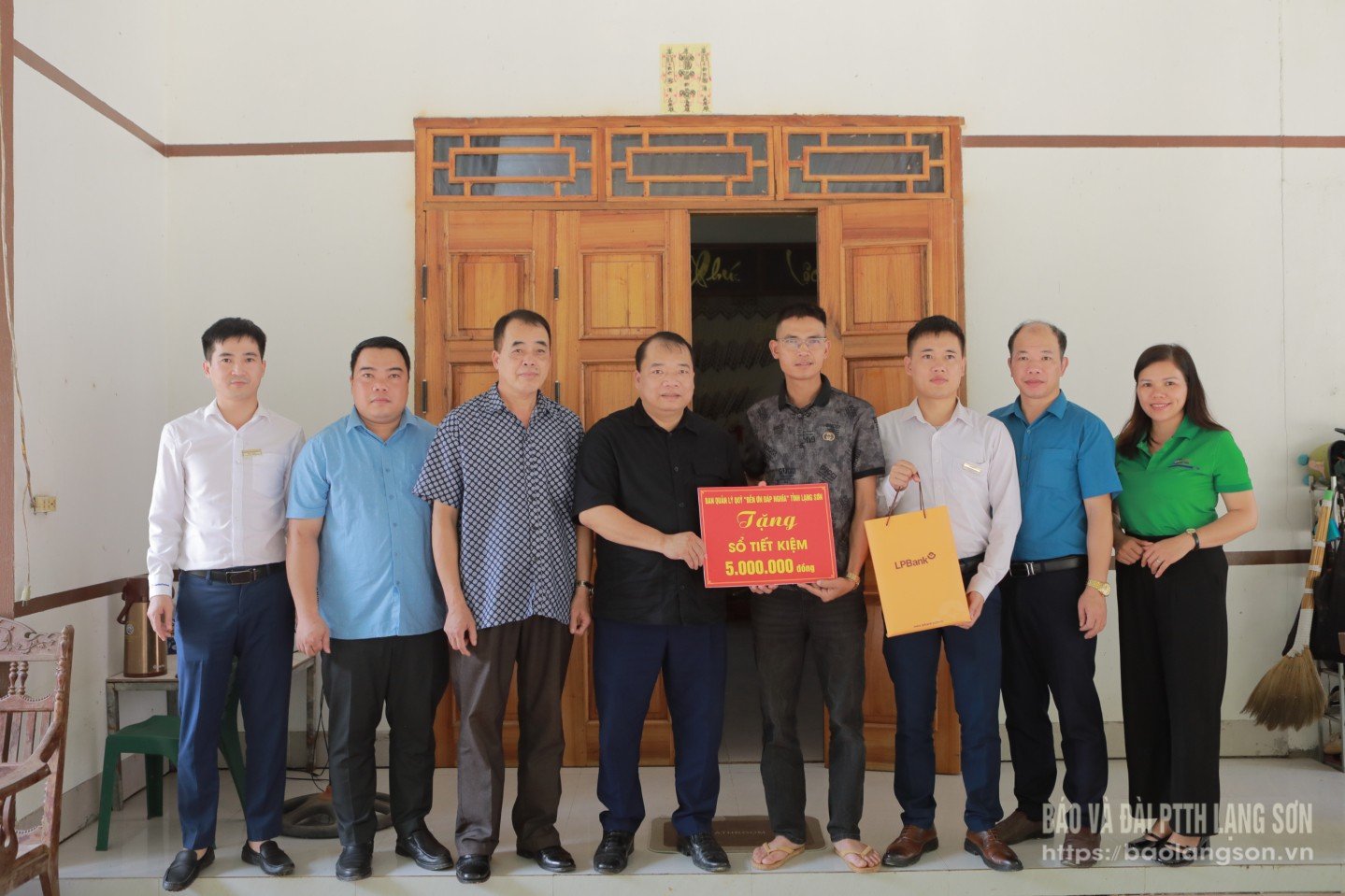 Đồng chí Nguyễn Văn Giang, Phó Giám đốc Sở Nội vụ, Thành viên Ban Quản lý Quỹ “Đền ơn đáp nghĩa” tỉnh và các thành viên trong đoàn trao sổ tiết kiệm cho ng Nông Văn Chăng, thôn Pác Khiếc, xã Hoa Thám