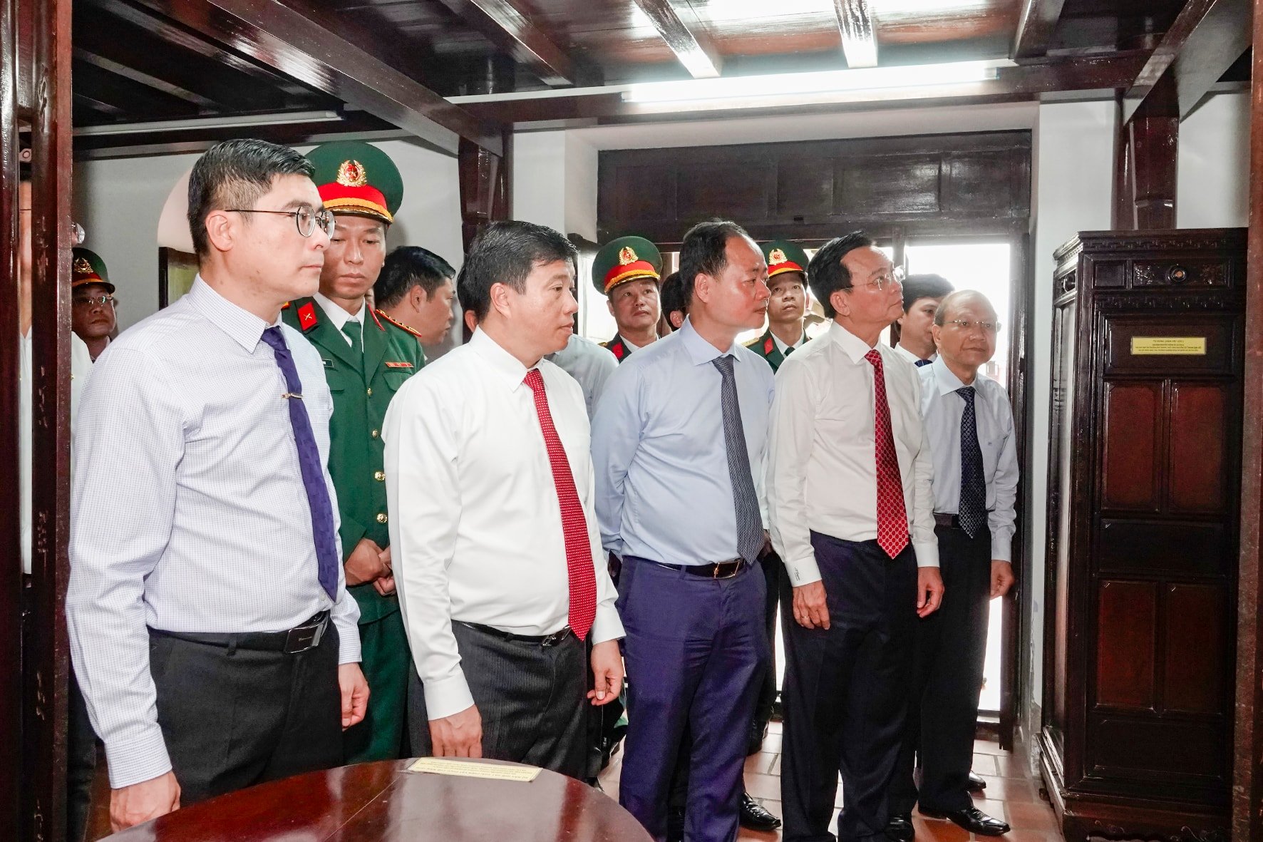 Lãnh đạo tỉnh tham quan Ngọa Du Sào (ảnh N. Lân) 1