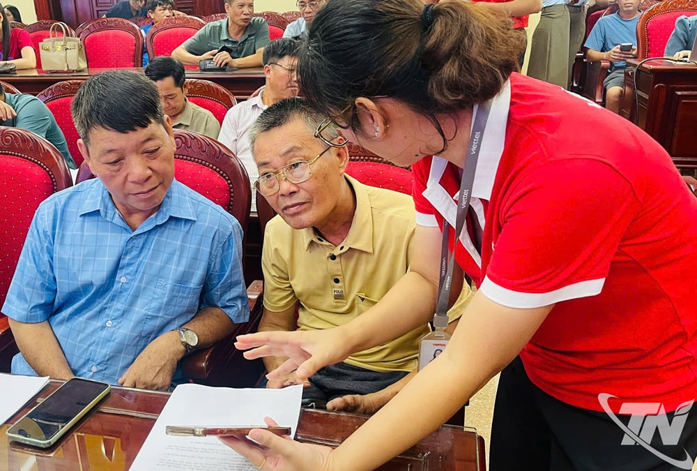 មនុស្សត្រូវបានណែនាំឱ្យដំឡើងកម្មវិធី VNeID និងរួមបញ្ចូលសៀវភៅសុខភាពអេឡិចត្រូនិកភ្លាមៗបន្ទាប់ពីពិធីសម្ពោធ។