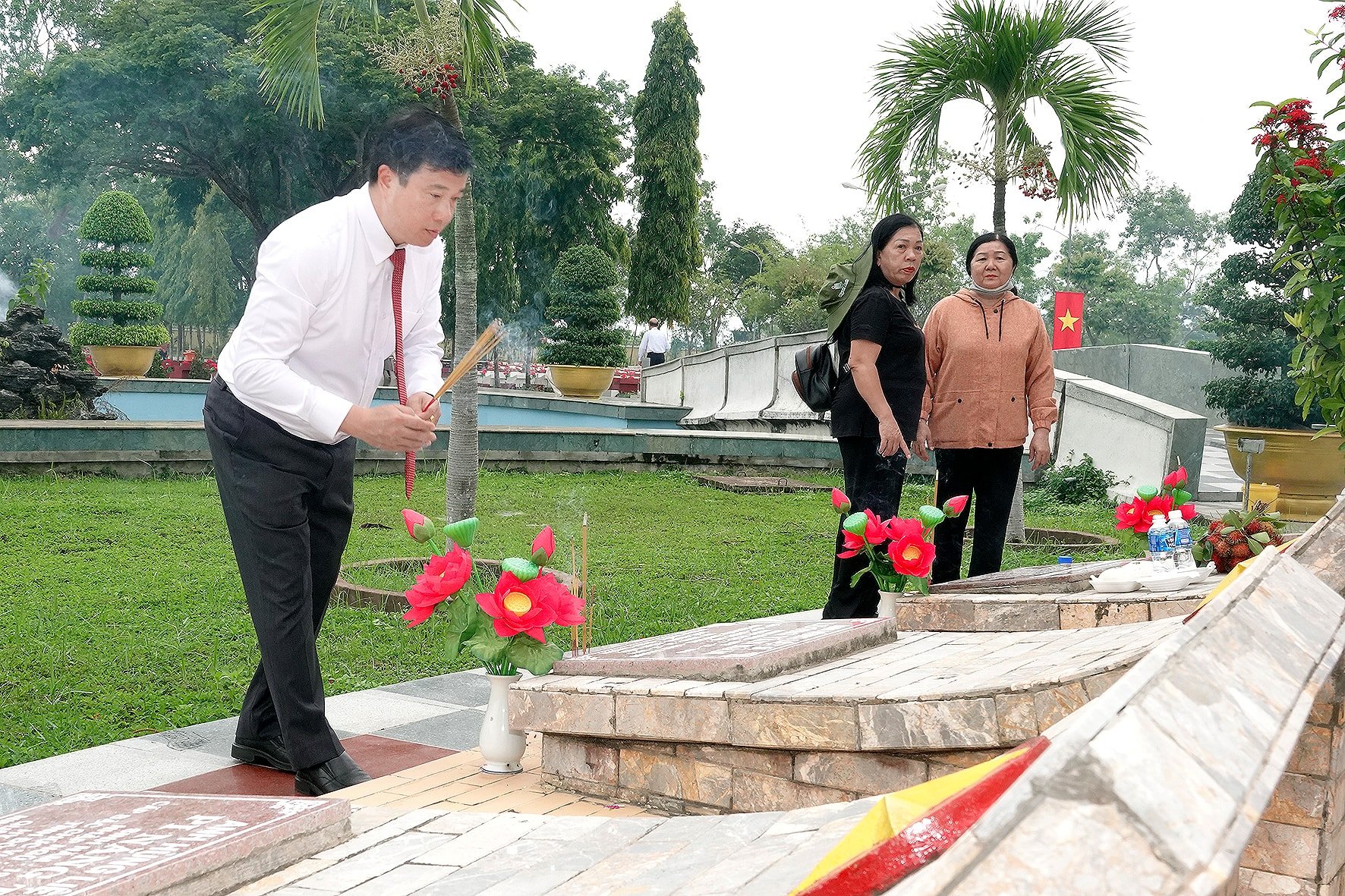 Đồng chí Y Thanh Hà Niê Kđăm, Bí thư Tỉnh ủy thắp hương các mộ Anh hùng Liệt sĩ (ảnh N. Lân)