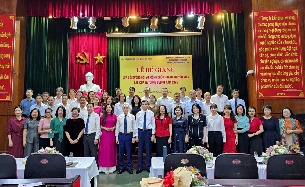 Bế giảng lớp bồi dưỡng chuyên viên cao cấp và tương đương - ảnh 5