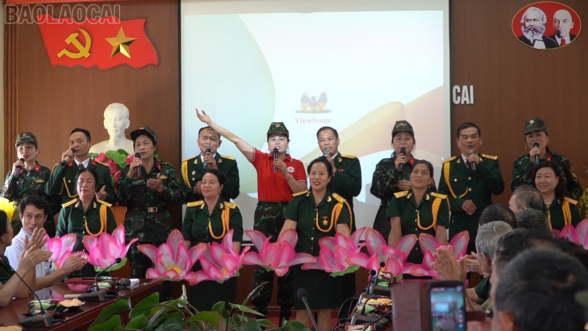 Chương trình diễn ra trong không khí trang trọng, ấm áp với những ca khúc cách mạng hào hùng.