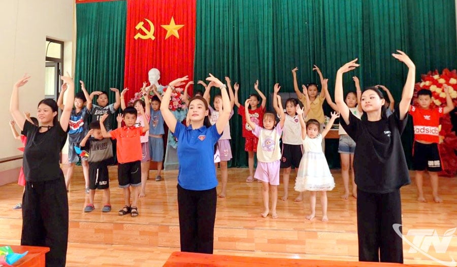 Una delegación de la Academia de Teatro y Cine de Hanoi enseña danza a los niños de la comuna de Cam Giang.