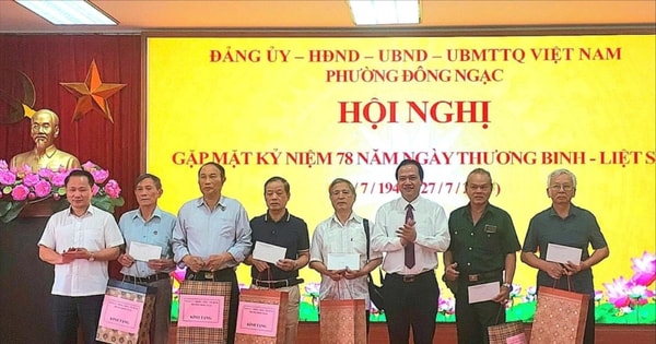 Dong Ngac Ward gives 200 gifts to war invalids and policy families