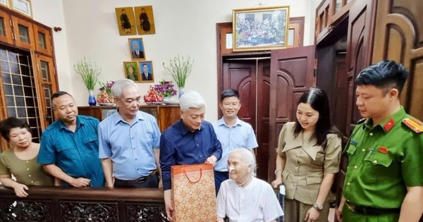 Leaders of Dai Mo ward visit and give gifts to policy families