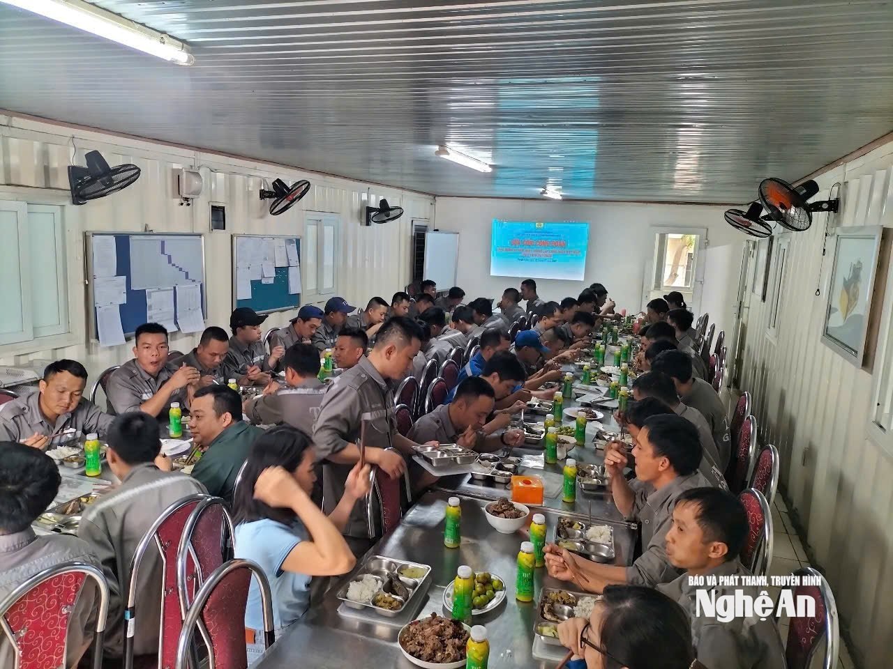 bữa cơm công đoàn toàn tỉnh. Ảnh CSCC4cc853ac35a9bcf7e5b8