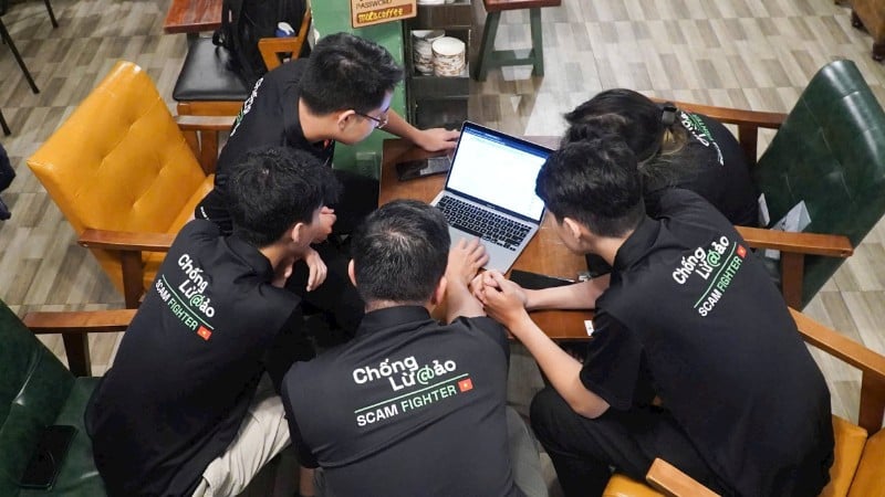 Chongluadaoの技術チームのメンバーが、ユーザーの安全を確保するための新しいソリューションについて話し合っています。（写真：DUY PHU）