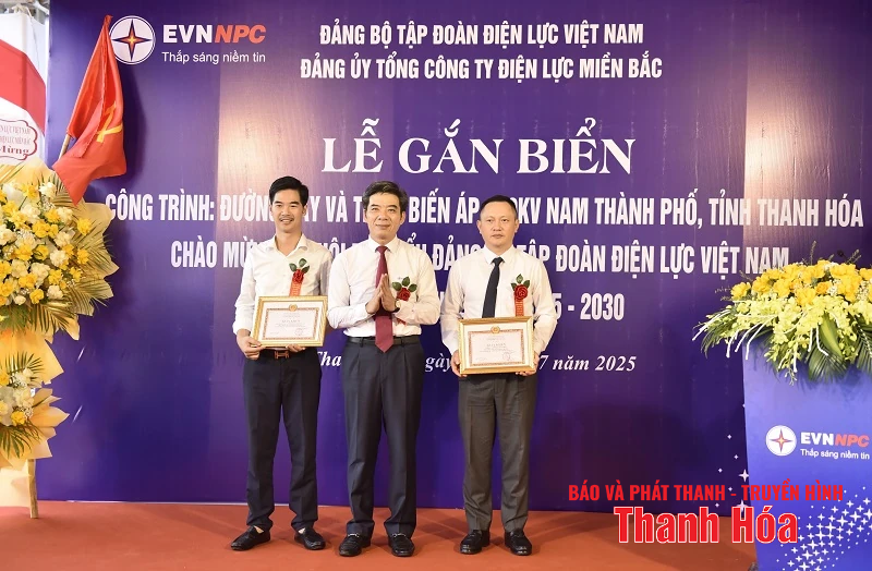 Installation d'un panneau sur le site du projet pour accueillir le Congrès des délégués du Comité du Parti du Groupe d'électricité du Vietnam