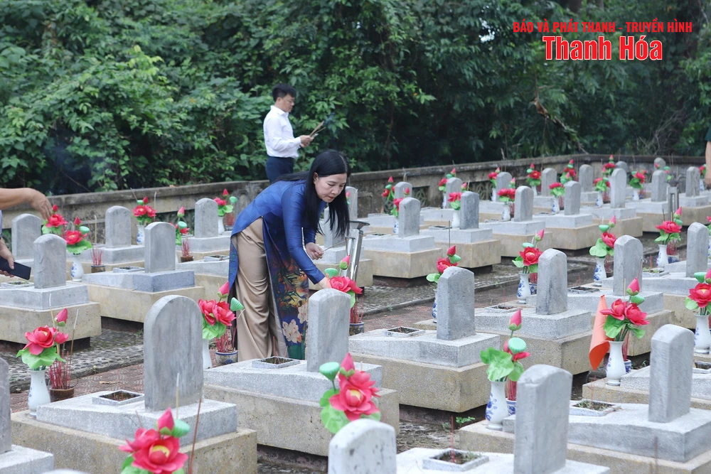 เลขาธิการคณะกรรมการพรรคประจำจังหวัดเหงียน โดวน์ อันห์ และคณะผู้แทนจังหวัดทัญฮว้าได้มอบดอกไม้และธูปหอมให้แก่ประธานาธิบดีโฮจิมินห์ พลเอกหวอเหงียนซาป และสุสานวีรชนในจังหวัดเหงะอาน ห่าติ๋ญ และกวางจิ