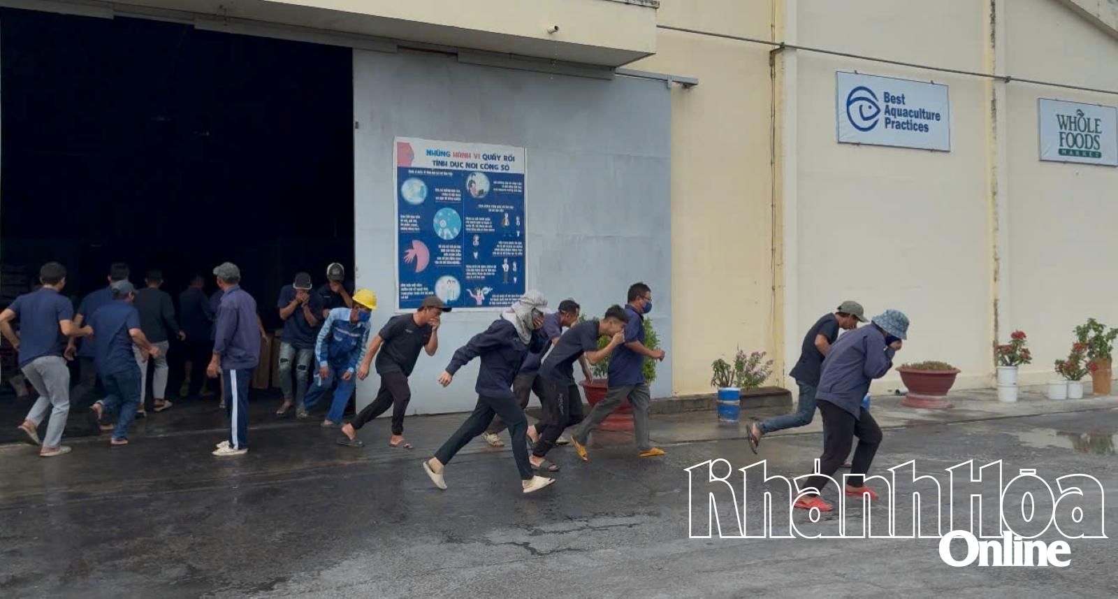 وبعد اكتشاف الحريق، انتقل موظفو الشركة بسرعة إلى مكان آمن.