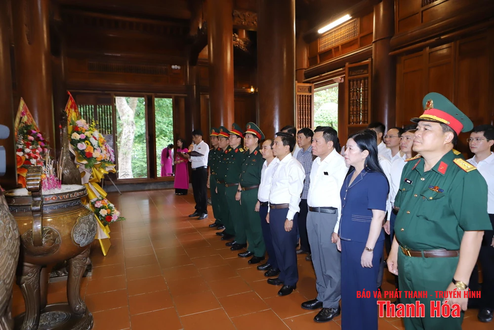 เลขาธิการคณะกรรมการพรรคประจำจังหวัดเหงียน โดวน์ อันห์ และคณะผู้แทนจังหวัดทัญฮว้าได้มอบดอกไม้และธูปหอมให้แก่ประธานาธิบดีโฮจิมินห์ พลเอกหวอเหงียนซาป และสุสานวีรชนในจังหวัดเหงะอาน ห่าติ๋ญ และกวางจิ