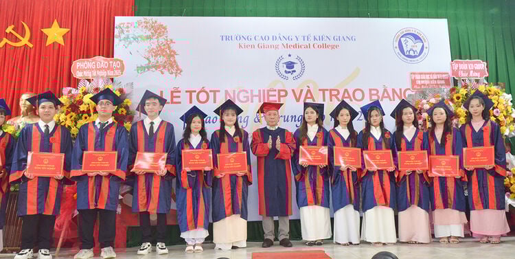Trao bằng tốt nghiệp cho 321 học sinh, sinh viên trường y
