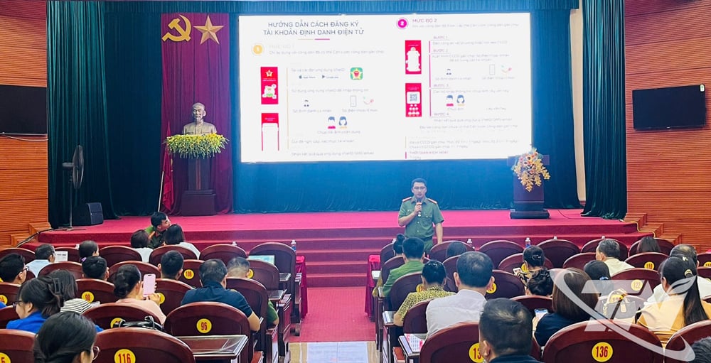 មន្ត្រីនគរបាលសង្កាត់បាកានផ្សព្វផ្សាយពីអត្ថប្រយោជន៍នៃការប្រើប្រាស់សៀវភៅសុខភាពអេឡិចត្រូនិកនៅលើកម្មវិធី VNeID និងហត្ថលេខាឌីជីថលសាធារណៈ។