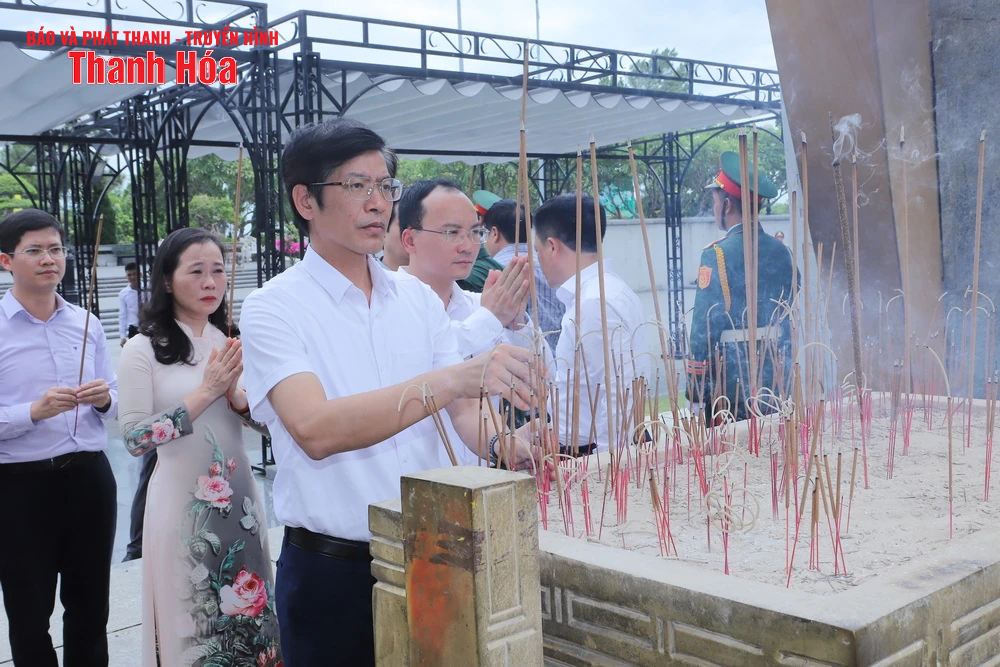 เลขาธิการคณะกรรมการพรรคประจำจังหวัดเหงียน โดวน์ อันห์ และคณะผู้แทนจังหวัดทัญฮว้าได้มอบดอกไม้และธูปหอมให้แก่ประธานาธิบดีโฮจิมินห์ พลเอกหวอเหงียนซาป และสุสานวีรชนในจังหวัดเหงะอาน ห่าติ๋ญ และกวางจิ