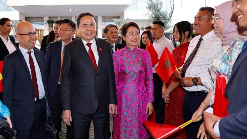 ឯកអគ្គរដ្ឋទូតវៀតណាមប្រចាំនៅម៉ារ៉ុក Le Kim Quy មន្ត្រី និយោជិត និងជនវៀតណាមនៅឯបរទេសបានស្វាគមន៍ប្រធានរដ្ឋសភាលោក Tran Thanh Man និងភរិយា។ (រូបថត៖ VNA)