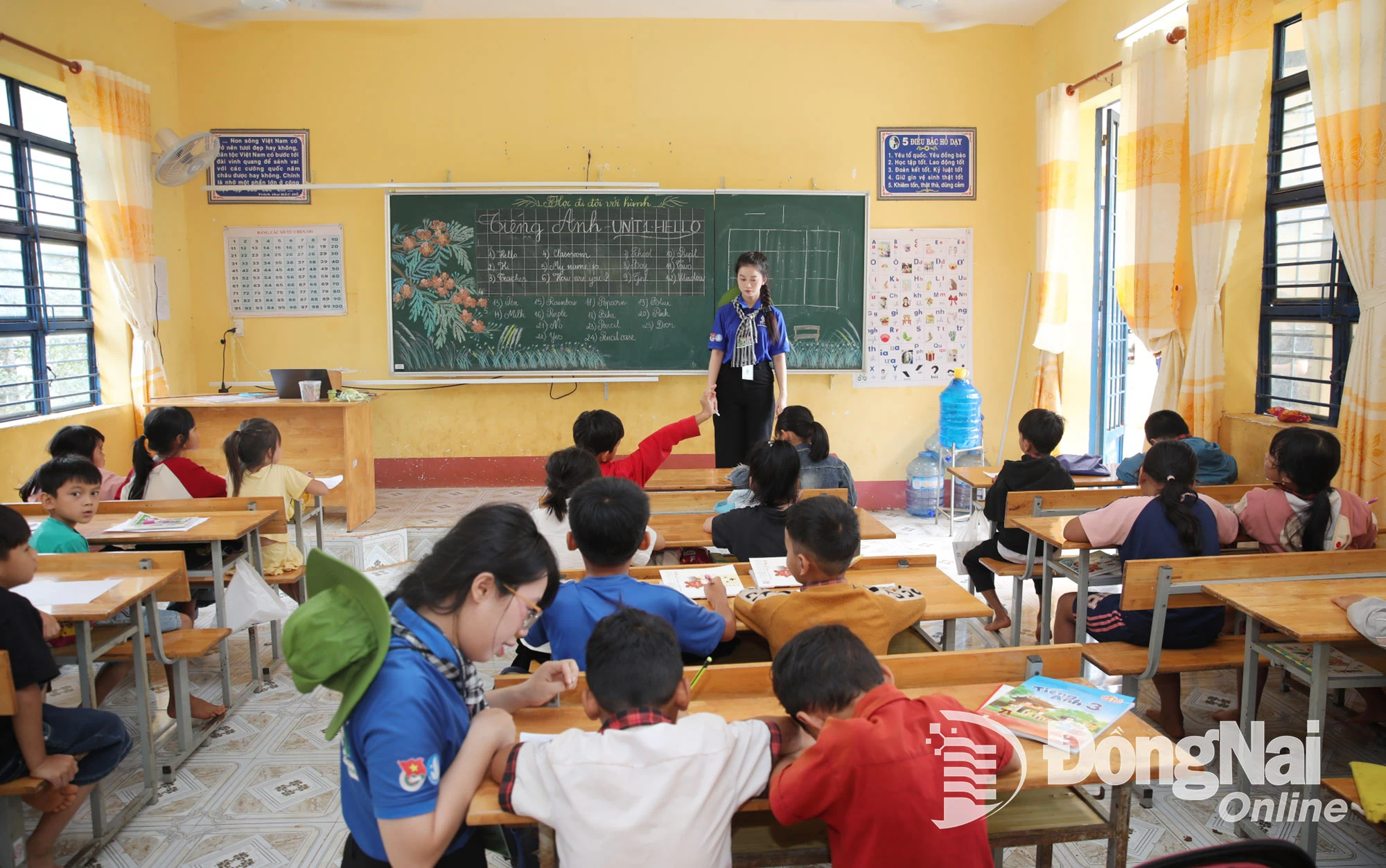 Các em thiếu nhi rất hào hứng với những tiết học của các cô giáo - chiến sĩ tình nguyện Mùa hè xanh. Ảnh: Trương Hiện
