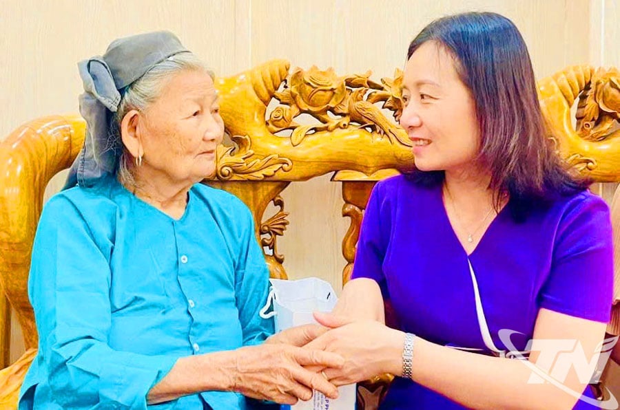 Đồng chí Hà Thị Đào, Chủ tịch Hội Liên hiệp Phụ nữ tỉnh thăm hỏi và tặng quà mẹ liệt sĩ Lý Thị Ngọc, ở xã Đồng Hỷ.