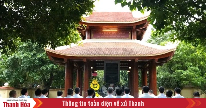 Thanh Hoa Electricity Company offers incense to commemorate heroic martyrs