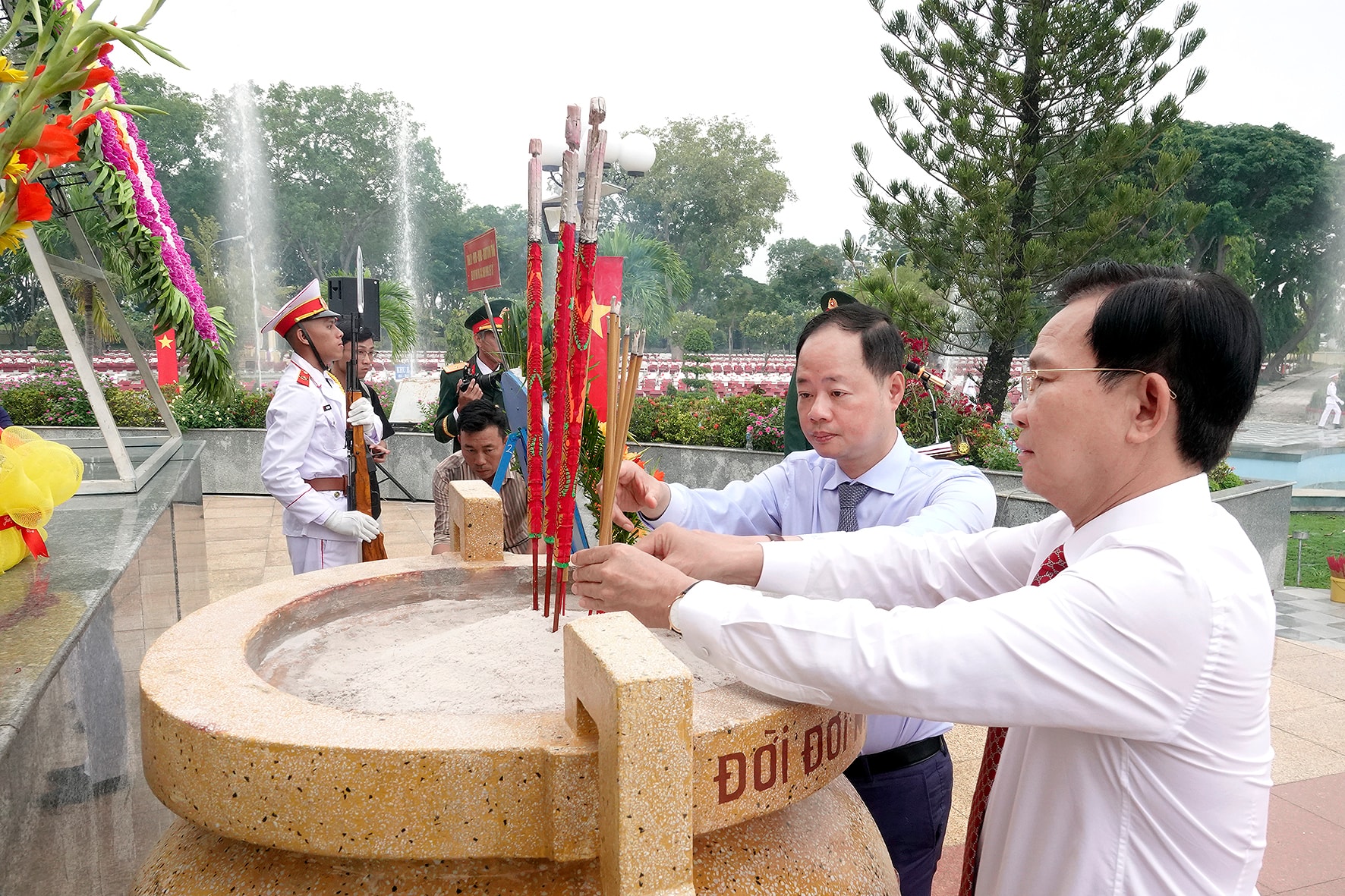Đồng chí Trần Hồng Thái – Chủ tịch Hội đồng nhân dân tỉnh và đồng chí Hồ Văn Mười, Chủ tịch UBND tỉnh dâng hương viếng các Anh hùng Liệt sĩ (ảnh N. Lân)