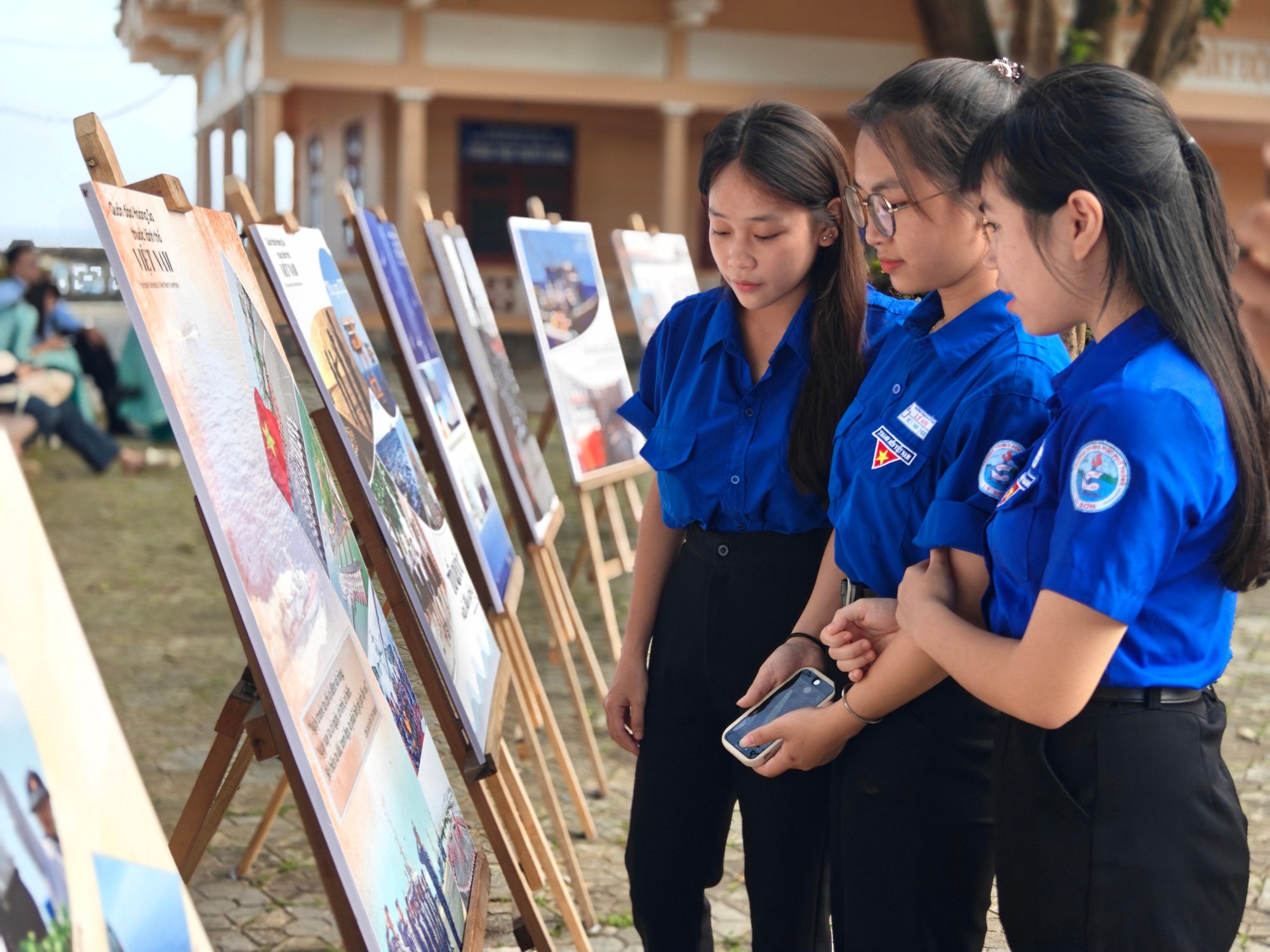 Nhà trưng bày Hoàng Sa tiếp nhận tư liệu Pháp ngữ và hiện vật qúy giá - Ảnh 2.