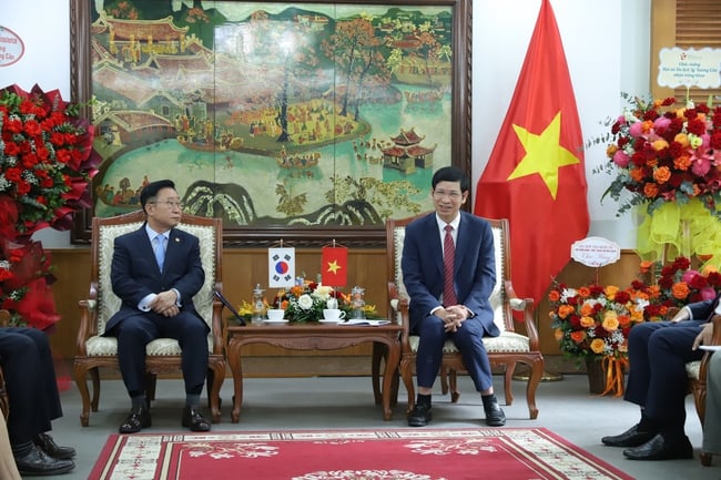 Trao Bằng khen của Bộ trưởng Bộ VHTTDL cho Đại sứ du lịch Việt Nam tại Hàn Quốc - Ảnh 4.