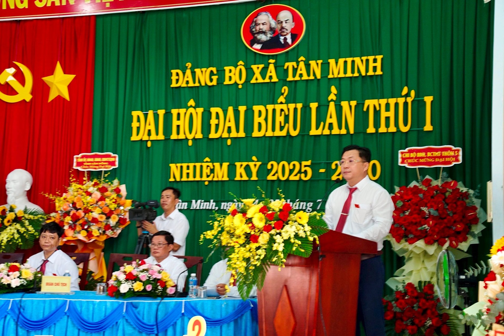 Đồng chí Hà Lê Thanh Chung - Bí thư Đảng uỷ xã Tân Minh phát biểu khai mạc Đại hội: Mục tiêu trọng tâm của Đại hội: “Đẩy mạnh xây dựng Đảng và hệ thống chính trị trong sạch, vững mạnh; hoàn thiện việc sắp xếp tổ chức bộ máy tinh gọn, hiệu năng, hiệu lực, hiệu quả; huy động tối đa nguồn lực, đổi mới, sáng tạo phát triển kinh tế - xã hội, giữ vững quốc phòng - an ninh; phát huy khối đại đoàn kết toàn dân; phấn đấu xây dựng xã Tân Minh phát triển bền vững”.